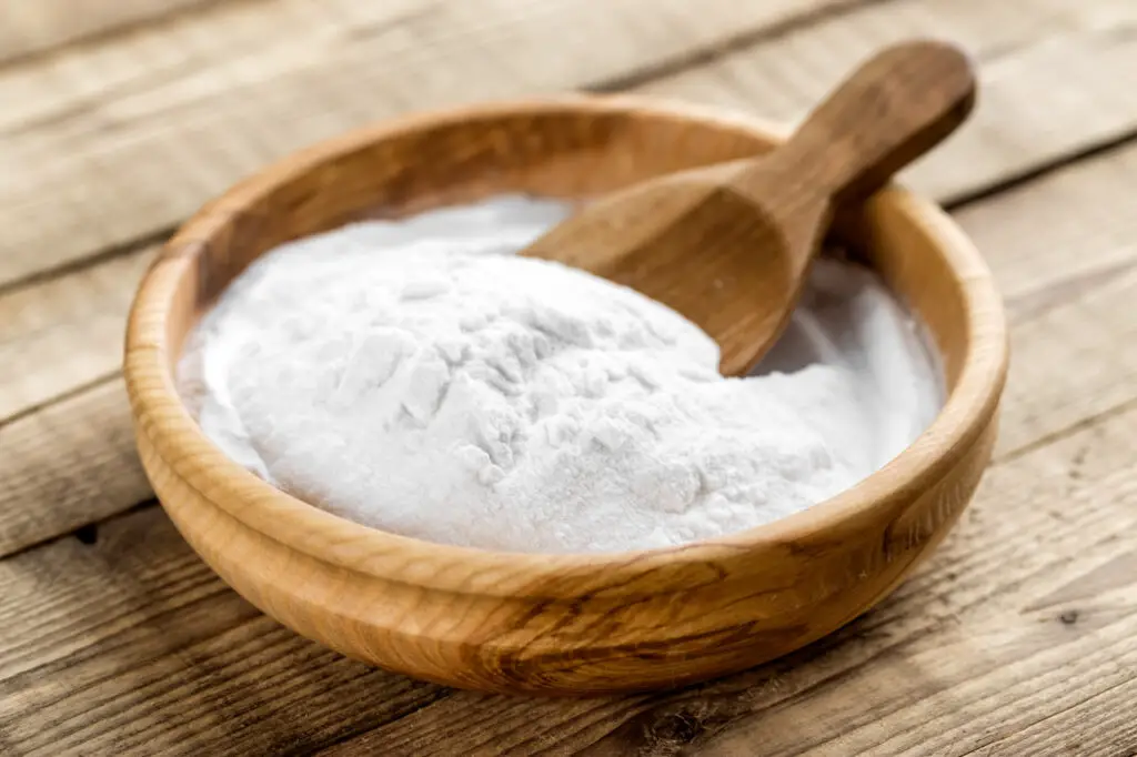 Using baking soda to eliminate lingering odors